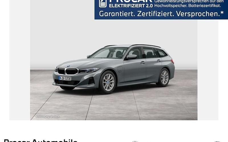 Grau Gebraucht 2023 BMW 330e Comfort Edition Kombi | 36.880 € (Fairer Preis) - Bild 1/4