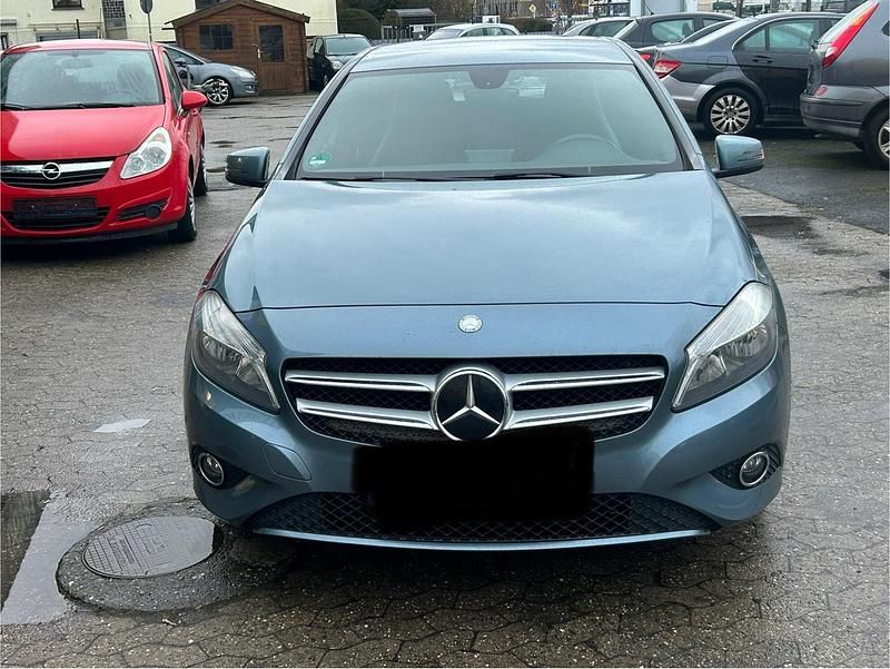 Grau Gebraucht 2013 Mercedes A180 Limousine | 9.500 € (Fairer Preis) - Bild 1/4