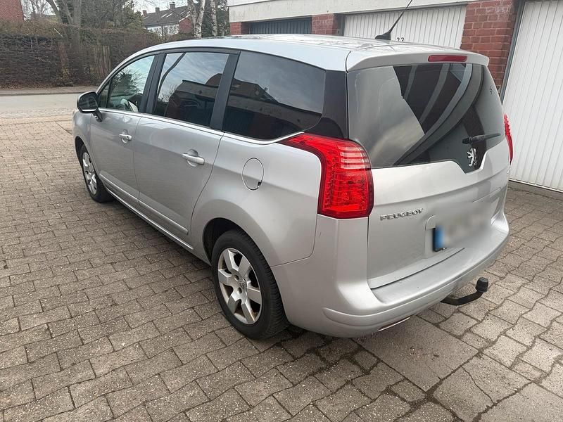 Gebraucht Peugeot 5008 Premium 156 PS (114 kW) 2011 Silber Van / Kleinbus