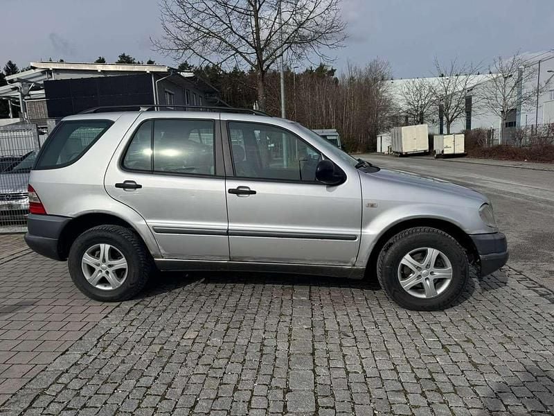 Gebraucht Mercedes ML270 163 PS (119 kW) 2000 Silber SUV