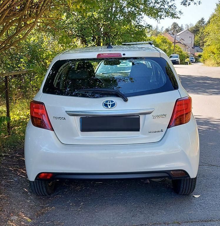 Gebraucht Toyota Yaris 101 PS (74 kW) 2016 Weiß Limousine