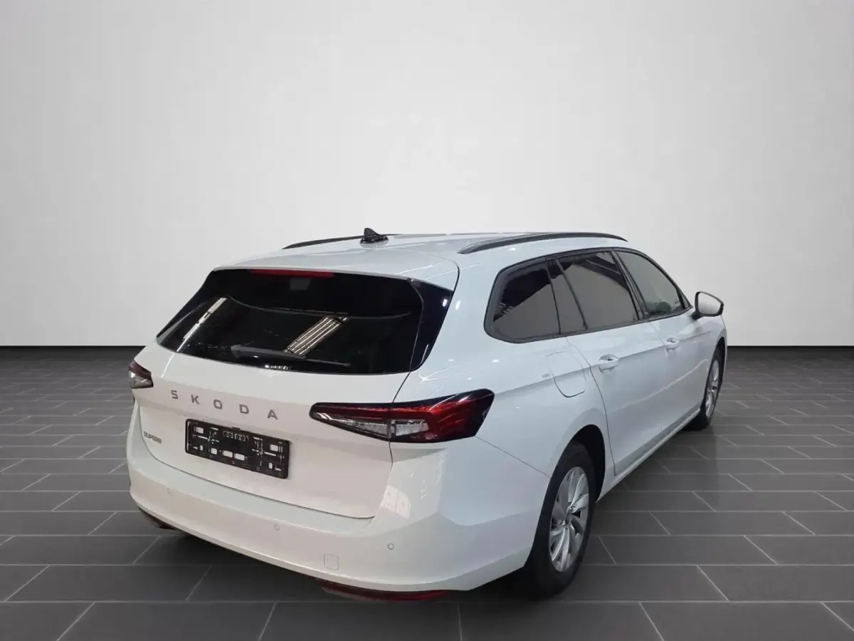 Gebraucht Skoda Superb Essence 150 PS (110 kW) 2025 Weiß Kombi