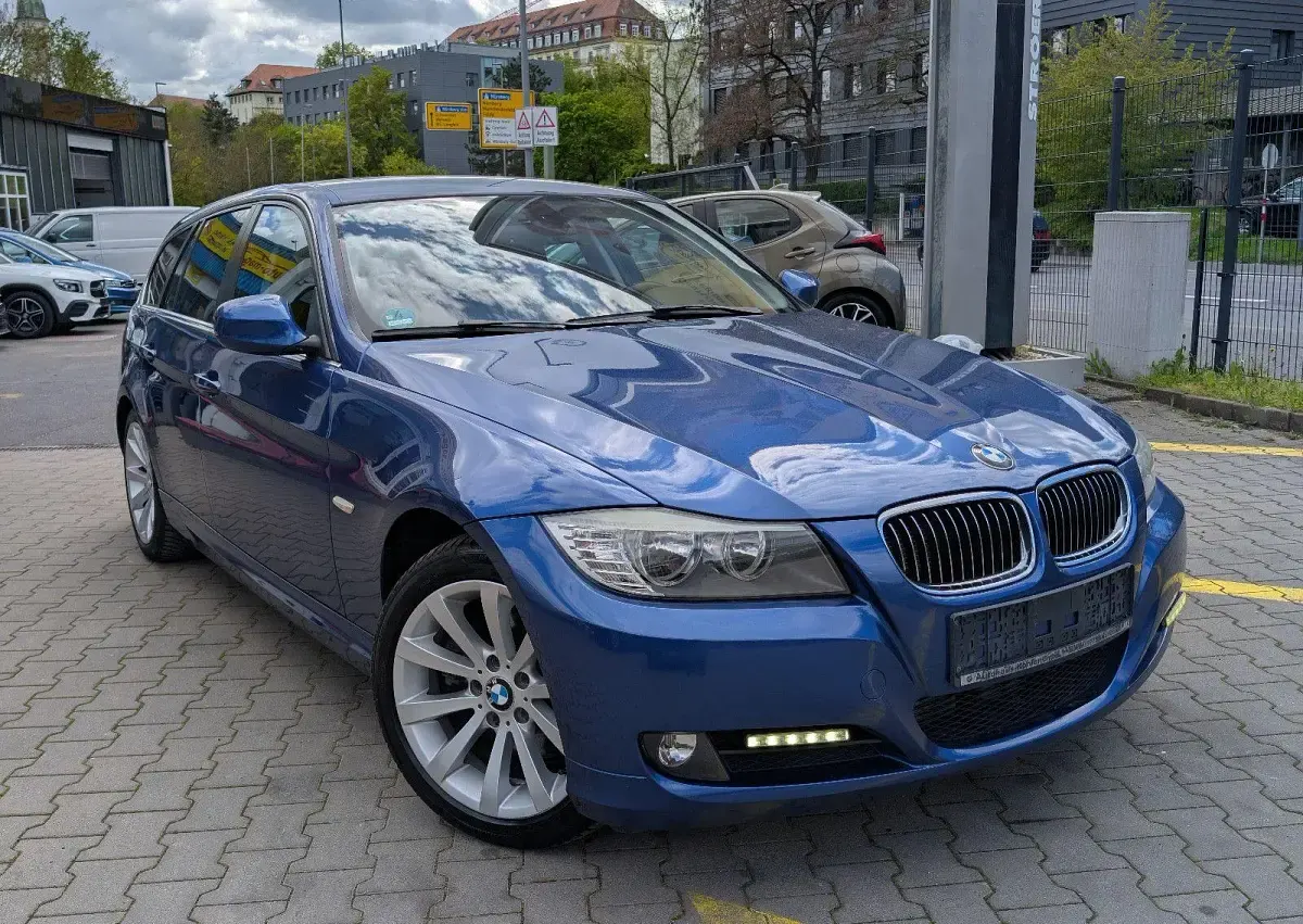 Gebraucht BMW 325 Sport Line 204 PS (150 kW) 2010 Blau Kombi
