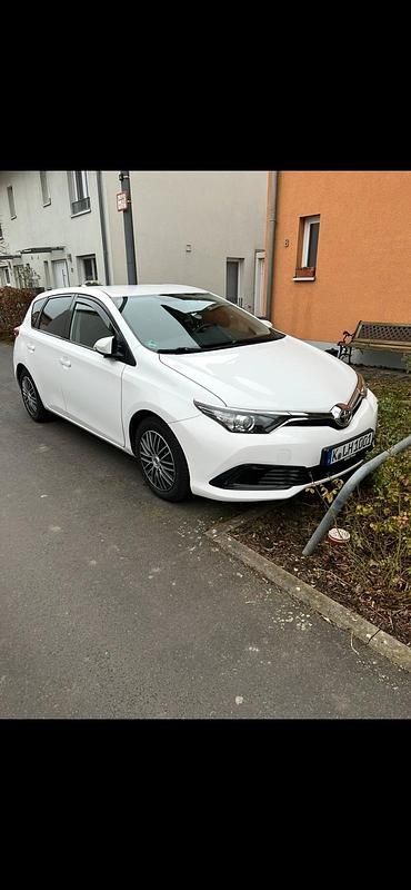 Weiß Gebraucht 2016 Toyota Auris Cool Kleinwagen | 9.350 € (Fairer Preis) - Bild 1/4
