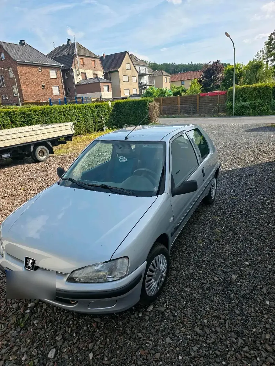 Gebraucht Peugeot 106 60 PS (44 kW) 2001 Silber Kleinwagen