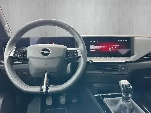 Używany Opel Astra 131 KM (96 kW) 2024 Czarny Sedan/Limuzyna