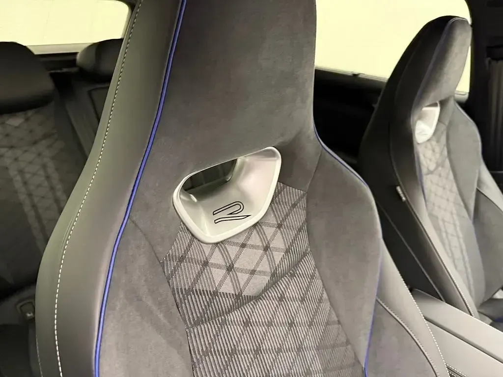 Gebraucht VW Passat R-line 150 PS (110 kW) 2025 Schwarz Kombi