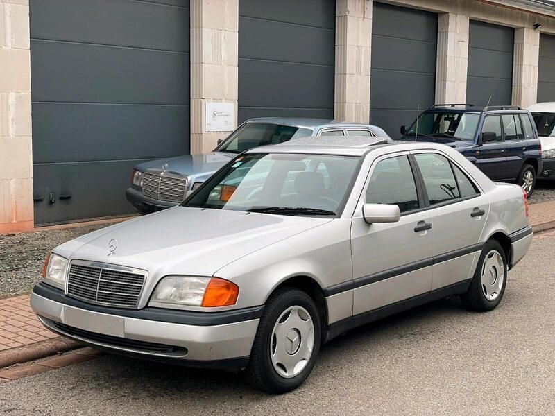 Silber Gebraucht 1994 Mercedes C180 Limousine | 1.700 € - Bild 1/4