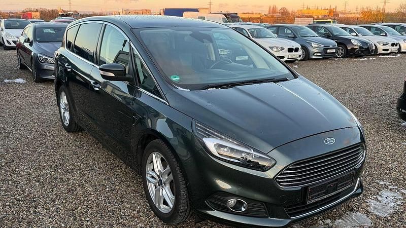 Grün Gebraucht 2016 Ford S-MAX Titanium Van / Kleinbus | 14.990 € (Fairer Preis) - Bild 1/4