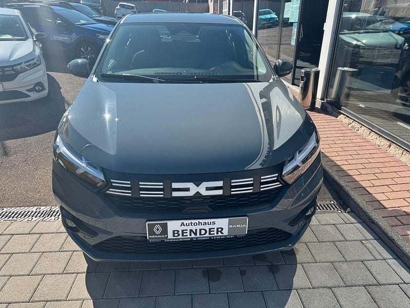 Neu Dacia Sandero Expression 91 PS (66 kW) 2025 Urban grau Kleinwagen