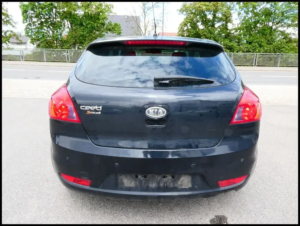 Usado Kia Ceed 109 CV (80 kW) 2008 Negro Utilitario