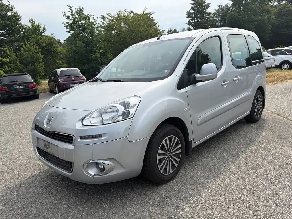 Gebraucht Peugeot TePee Active 92 PS (67 kW) 2015 Grau SUV