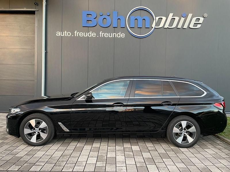 Schwarz Gebraucht 2023 BMW 520 Limousine | 33.980 € (Fairer Preis) - Bild 1/4