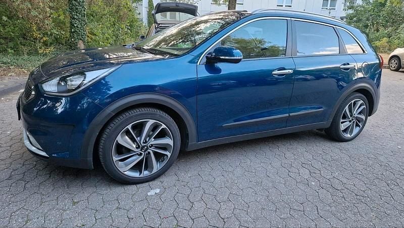 Blau Gebraucht 2017 Kia Niro Spirit SUV | 14.700 € (Etwas zu teuer) - Bild 1/4