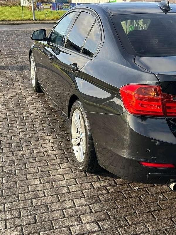 Gebraucht BMW 320 184 PS (135 kW) 2012 Limousine