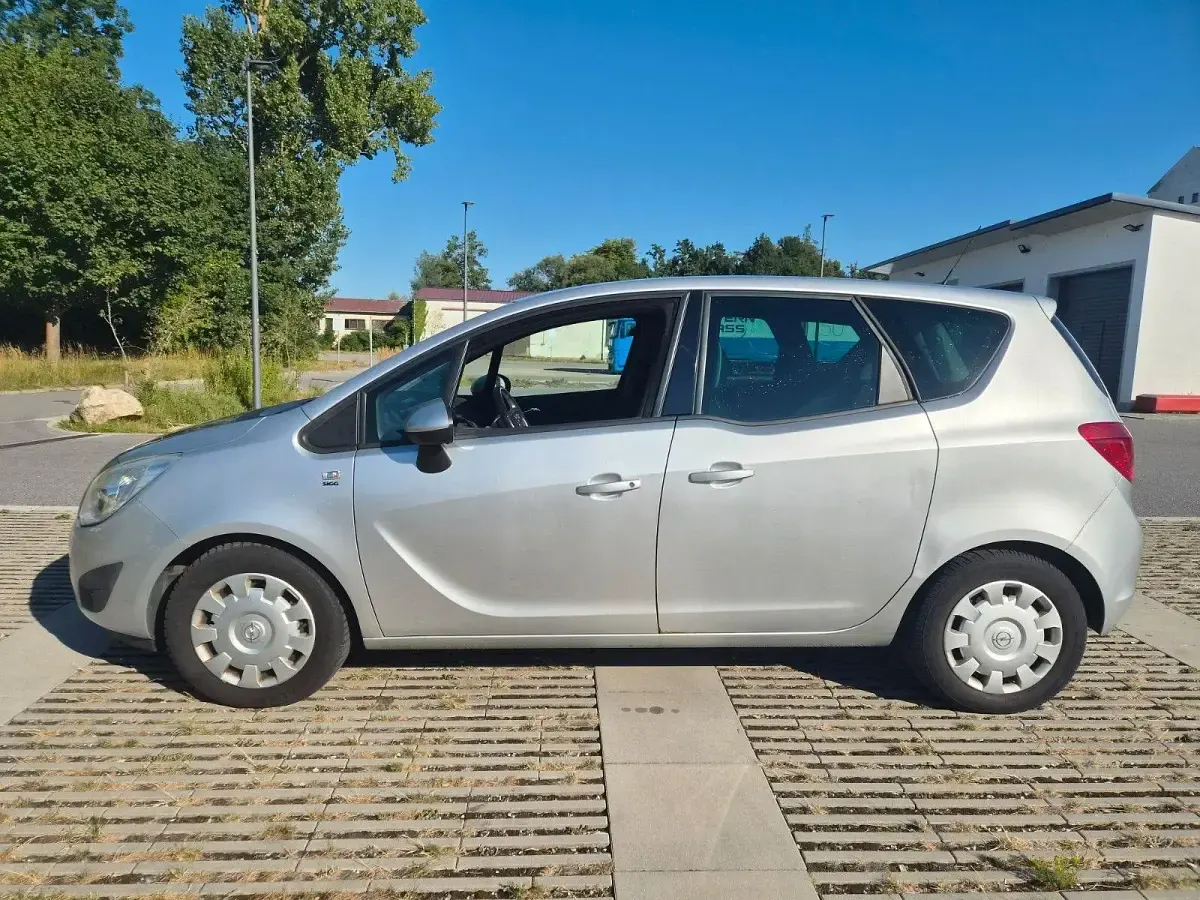 Gebraucht Opel Meriva Design Edition 101 PS (74 kW) 2011 Silber Van / Kleinbus