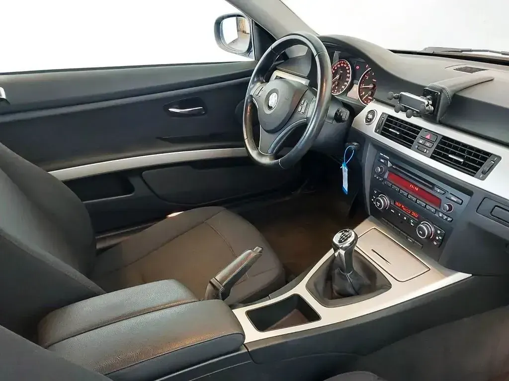 Gebraucht BMW 318 Comfort Edition 143 PS (105 kW) 2011 Schwarz Coupé