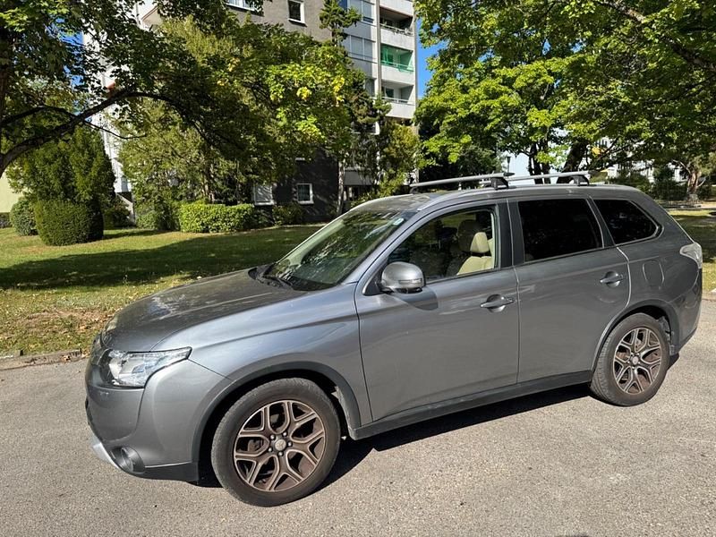 Silber Gebraucht 2015 Mitsubishi Outlander Top SUV | 12.000 € (Fairer Preis) - Bild 1/4
