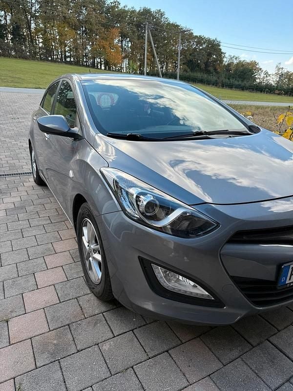 Grau Gebraucht 2014 Hyundai i30 Edition Limousine | 9.500 € (Etwas zu teuer) - Bild 1/4