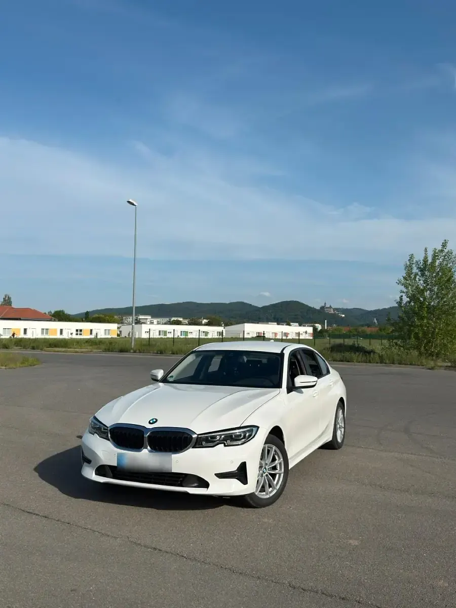 Gebraucht BMW 320 190 PS (139 kW) 2022 Weiß Limousine