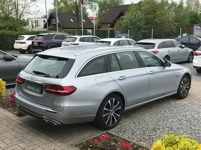 Gebraucht Mercedes E300 Avantgarde 306 PS (225 kW) 2021 Silber Limousine