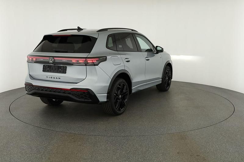Neu VW Tiguan R-line 272 PS (200 kW) 2025 Oyster silver metallic SUV