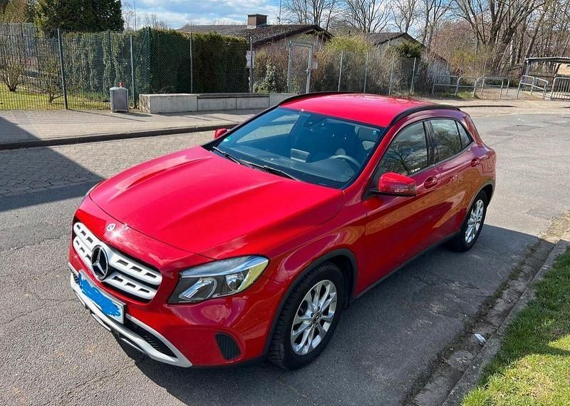 Rot Gebraucht 2018 Mercedes GLA200 SUV | 18.100 € - Bild 1/4