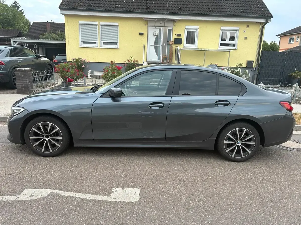 Gebraucht BMW 318 Sport Line 150 PS (110 kW) 2019 Grau Limousine