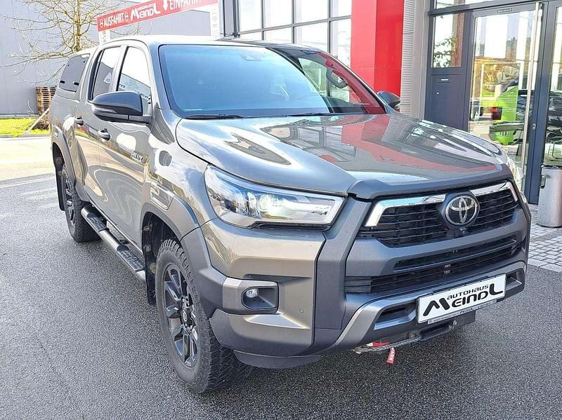 Gebraucht Toyota HiLux 204 PS (150 kW) 2023 Manganbronze met. Pickup