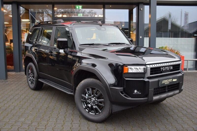 Schwarz Neu 2025 Toyota Land Cruiser TX SUV | 88.324 € (Fairer Preis) - Bild 1/4