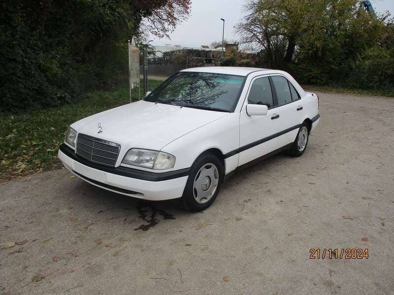 Weiß Gebraucht 1996 Mercedes C180 Classic Limousine | 1.500 € (Superpreis) - Bild 1/4