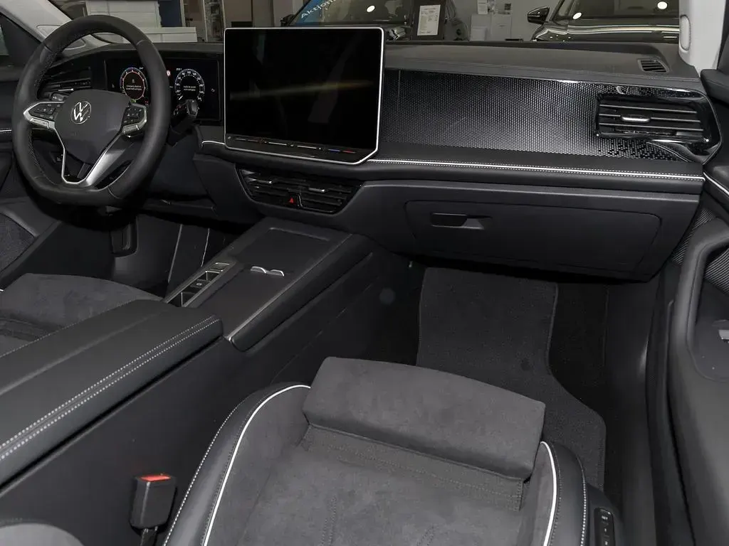 Nowe VW Passat Pro 150 KM (110 kW) 2025 Srebrny Kombi