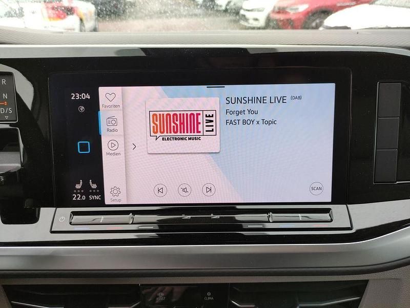 Gebraucht VW Multivan Life 150 PS (110 kW) 2024 Candyweiß/ deep black perleffekt Van