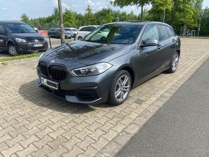 Grau Gebraucht 2020 BMW 118 Advantage Kleinwagen | 20.500 € (Fairer Preis) - Bild 1/4