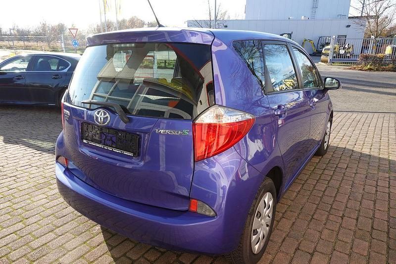Gebraucht Toyota Verso-S Life 99 PS (72 kW) 2011 Blau Van / Kleinbus