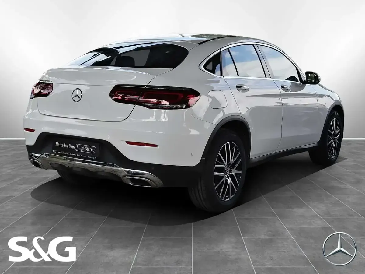 Gebraucht Mercedes GLC300 258 PS (189 kW) 2023 Unilack polarweiß Coupé