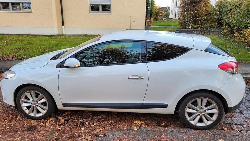 Weiß Gebraucht 2010 Renault Mégane III Night&Day Coupé | 4.600 € (Fairer Preis) - Bild 1/4