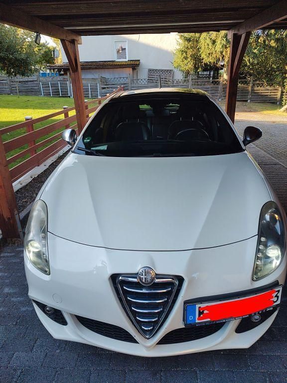 Weiß Gebraucht 2013 Alfa Romeo Giulietta Turismo Kleinwagen | 7.500 € (Fairer Preis) - Bild 1/4