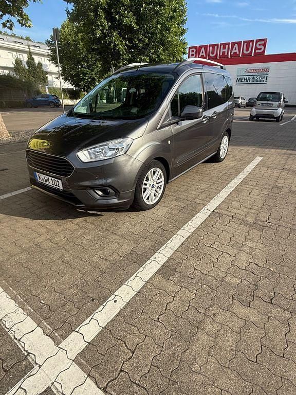 Grau Gebraucht 2019 Ford Tourneo Courier Titanium Van / Kleinbus | 14.500 € (Fairer Preis) - Bild 1/4