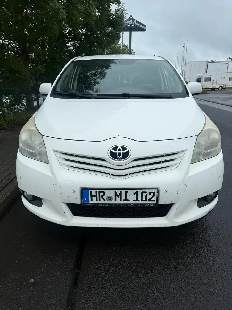 Gebraucht Toyota Verso 126 PS (92 kW) 2012 Weiß Van / Kleinbus