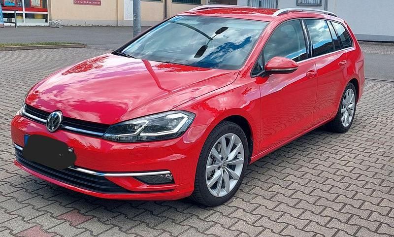 Rot Gebraucht 2018 VW Golf VII Highline Kombi | 15.990 € - Bild 1/4