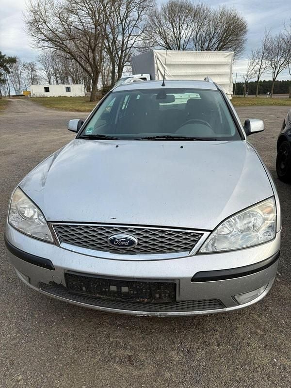 Usado Ford Mondeo Ambiente 125 CV (91 kW) 2006 Plateado Familiar