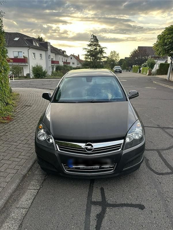 Grau Gebraucht 2010 Opel Astra Kombi | 2.000 € (Guter Preis) - Bild 1/4
