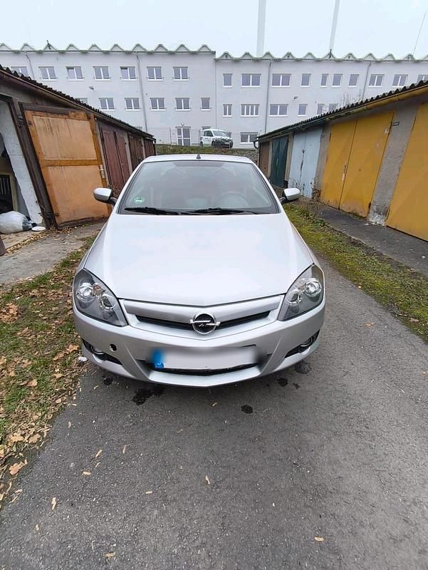 Grau Gebraucht 2009 Opel Tigra Cabrio | 3.900 € - Bild 1/4