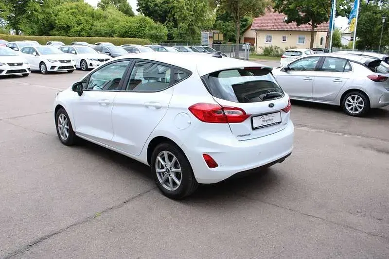 Gebraucht Ford Fiesta Cool & Connect 125 PS (91 kW) 2021 Weiß Limousine