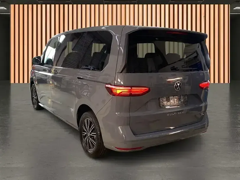 Second-hand VW Multivan Life 150 CP (110 kW) 2023 Gri Monovolum