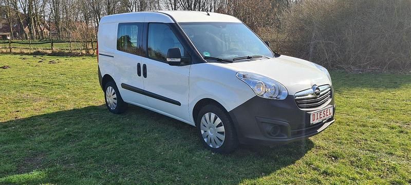 Weiß Gebraucht 2018 Opel Combo Van / Kleinbus | 9.400 € (Fairer Preis) - Bild 1/4