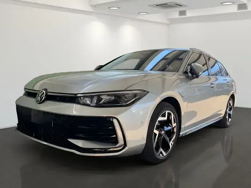 Gebraucht VW Passat R-line 175 PS (128 kW) 2025 Silber Kombi