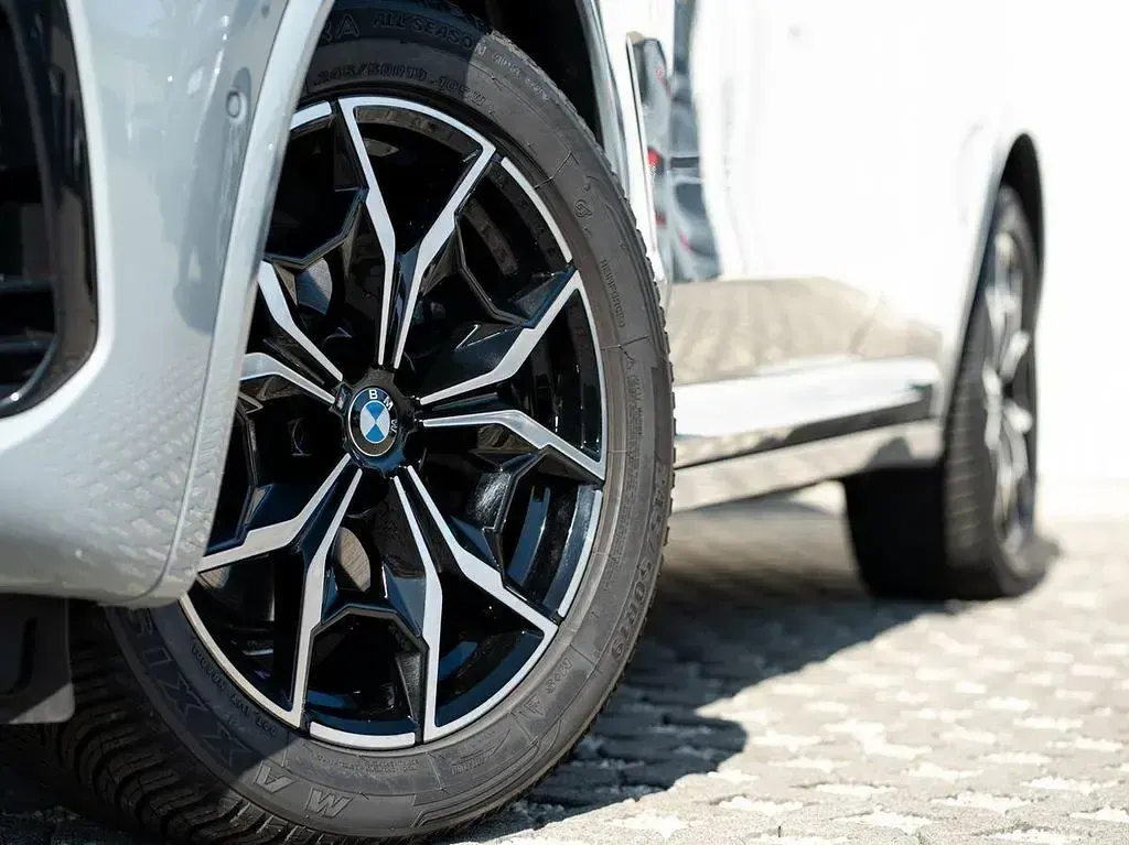 Gebraucht BMW X4 M Sport 190 PS (139 kW) 2026 Brooklyn grau metallic SUV