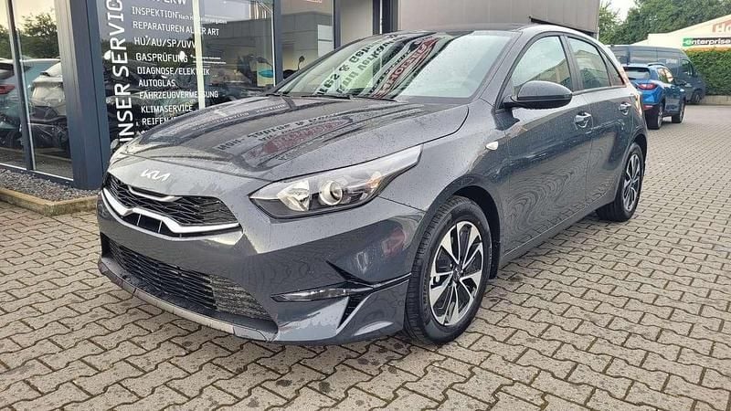 Penta grau h8g Neu 2025 Kia Ceed Limousine | 22.990 € (Superpreis) - Bild 1/4